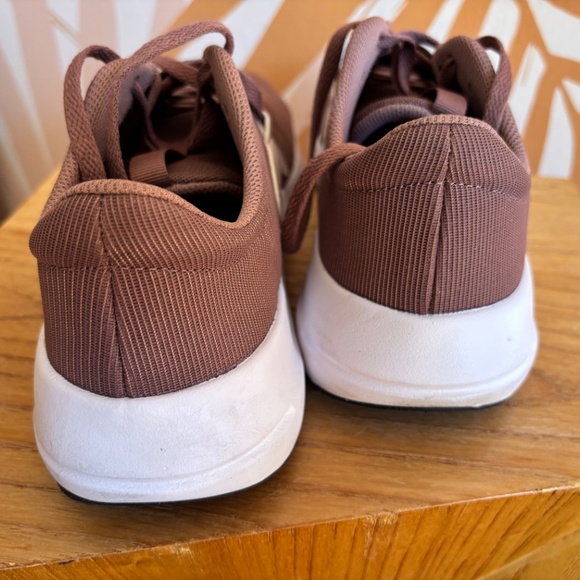 Nike Women’s cross-train sneakers – Mauve & White | Size 9 - Picture 4 of 5